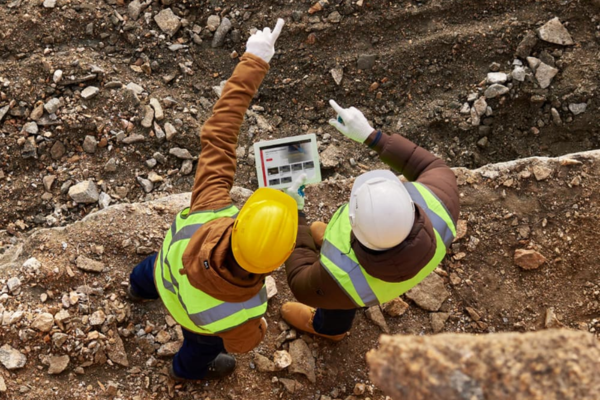 Two installers using a tablet that has HammerHead Online University pulled up